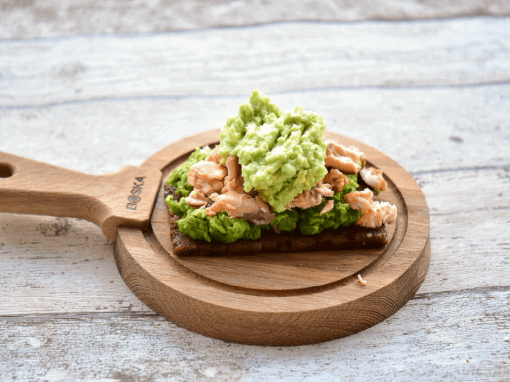 Salmon with mashed avocado and peas
